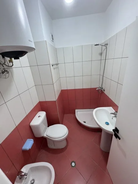 Tirane, jepet me qera zyre Kati 5, 65 m² 420 € (ASTIR)