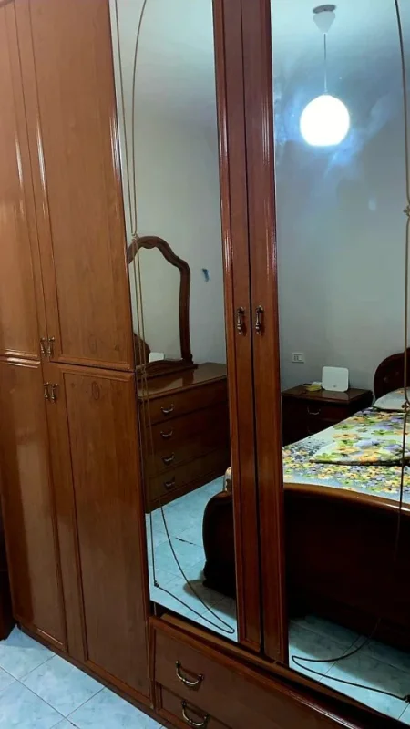 Jepet me Qera Apartament 1+1 tek Rruga e Kavajës, pranë Ish Parku i Autobusave , 500 €URO