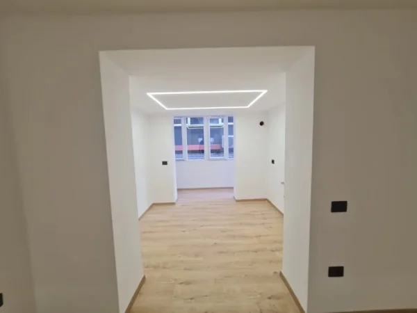 Tirane, jepet me qera zyre Kati 2, 107 m² 1.800 € (Blloku)