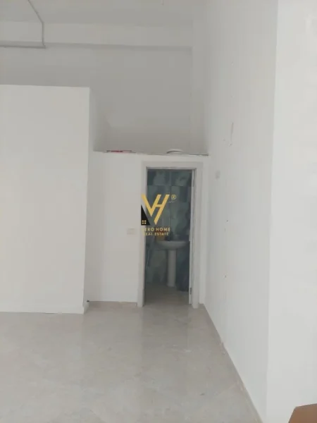 Tirane, jepet me qera dyqan Kati 0, 47 m² 450 € (ASTIR)