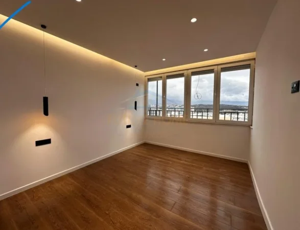 Tirane, shitet apartament 2+1+2+Ballkon Kati 11, 101 m² 250.000 € (Komuna e Parisit)