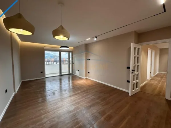 Tirane, shitet apartament 2+1+2+Ballkon Kati 11, 101 m² 250.000 € (Komuna e Parisit)