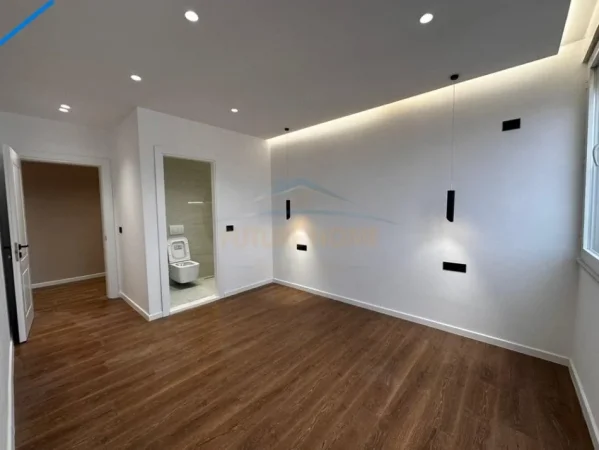 Tirane, shitet apartament 2+1+2+Ballkon Kati 11, 101 m² 250.000 € (Komuna e Parisit)