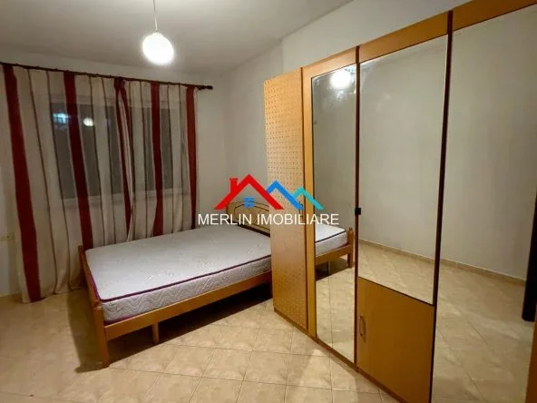 Tirane, jepet me qera apartament 1+1+Ballkon Kati 5, 63 m² 416 € (RRUGA JOKLIN PERSI,YZBERISHT)