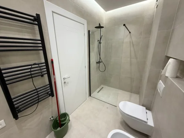 Tirane, jepet me qera zyre Kati 6, 128 m² 1250 € (Astir)