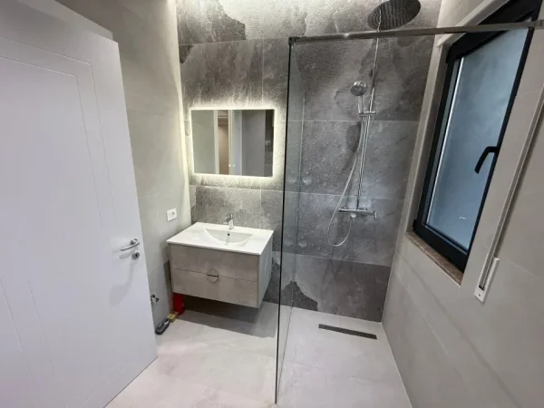 Tirane, jepet me qera zyre Kati 6, 128 m² 1250 € (Astir)