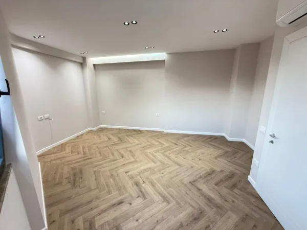 Tirane, jepet me qera zyre Kati 6, 128 m² 1250 € (Astir)