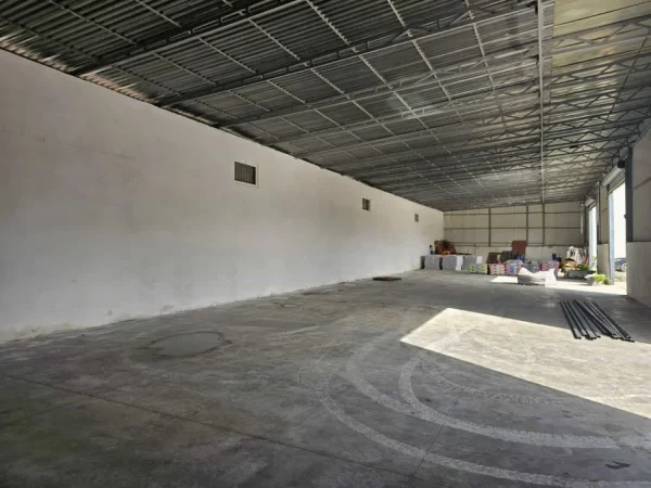 Tirane, jepet me qera magazine Kati 0, 550 m² 2.300 € (Vore)