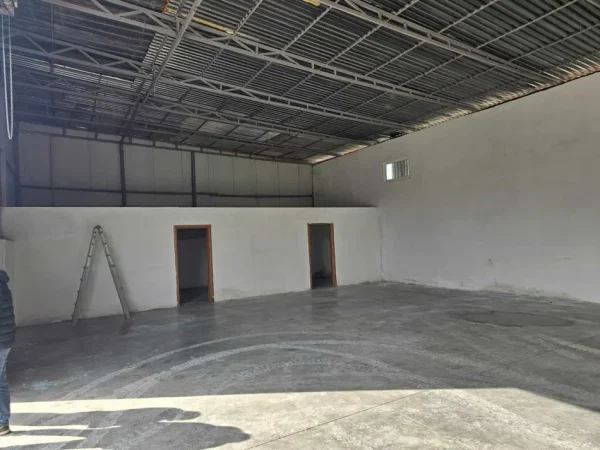 Tirane, jepet me qera magazine Kati 0, 550 m² 2.300 € (Vore)