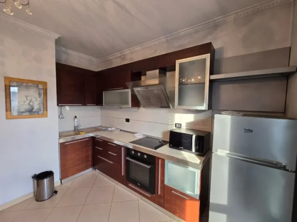 Tirane, jepet me qera apartament 2+1 , 116 m² 600 € 