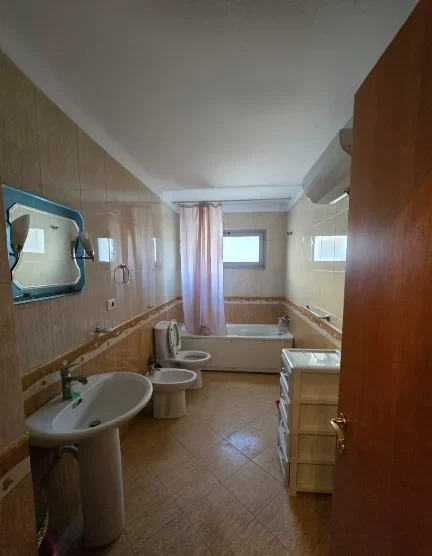 Tirane, jepet me qera apartament 2+1 , 116 m² 600 € 