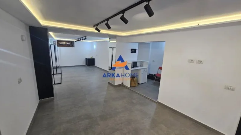 Tirane, jepet me qera dyqan Kati 0, 50 m² 519 € 
