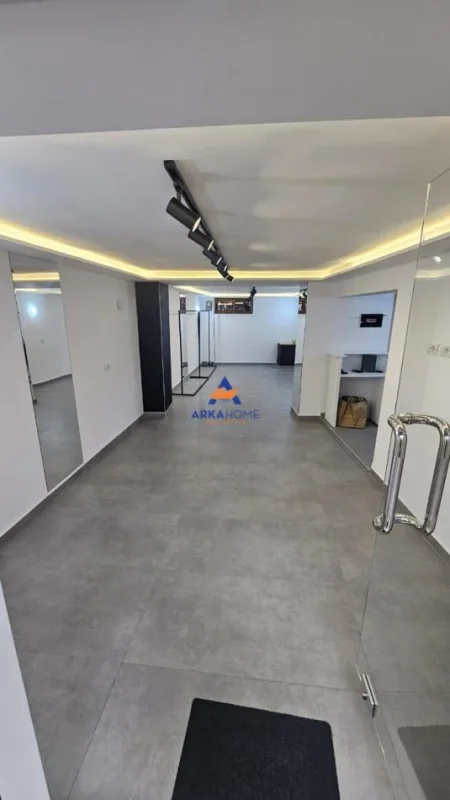 Tirane, jepet me qera dyqan Kati 0, 50 m² 519 € 