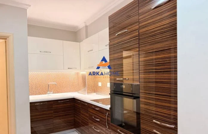 Tirane, jepet me qera apartament 2+1+Ballkon Kati 7, 95 m² 650 € 