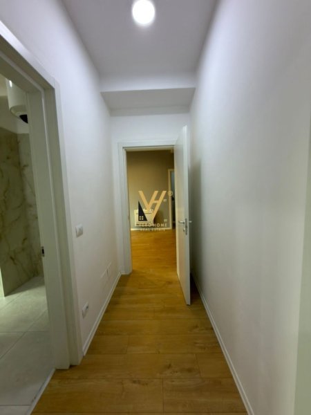 Tirane, jepet me qera zyre Kati 4, 100 m² 1.200 € (RRUGA E KAVAJES)