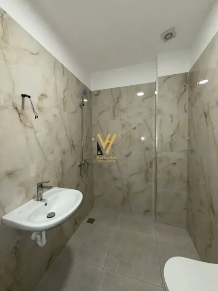 Tirane, jepet me qera zyre Kati 4, 100 m² 1.200 € (RRUGA E KAVAJES)