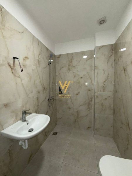 Tirane, jepet me qera zyre Kati 4, 100 m² 1.200 € (RRUGA E KAVAJES)