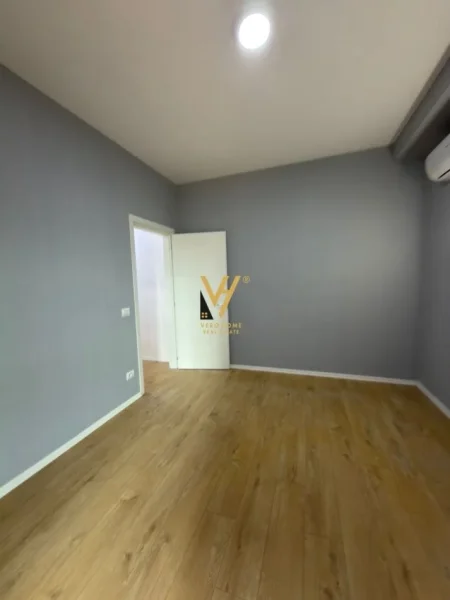 Tirane, jepet me qera zyre Kati 4, 100 m² 1.200 € (RRUGA E KAVAJES)