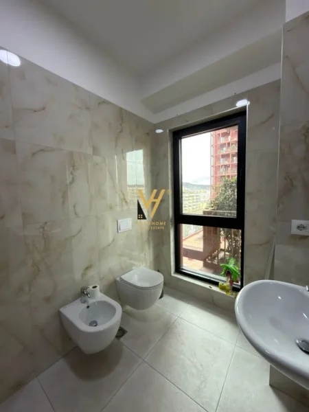 Tirane, jepet me qera zyre Kati 4, 100 m² 1.200 € (RRUGA E KAVAJES)