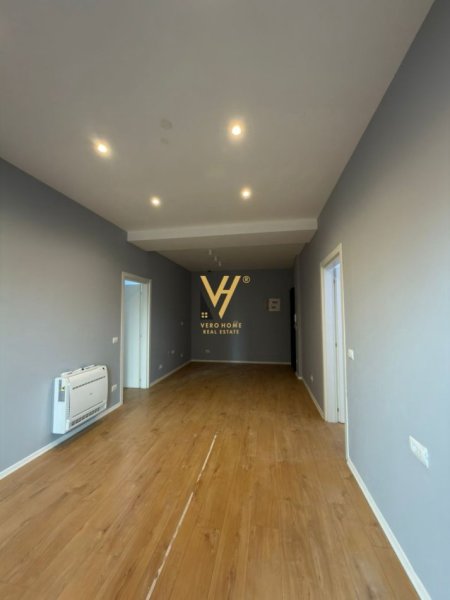 Tirane, jepet me qera zyre Kati 4, 100 m² 1.200 € (RRUGA E KAVAJES)