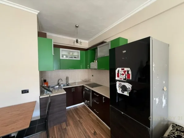 Tirane, jepet me qera apartament 1+1+Ballkon Kati 7, 84 m² 550 € (Mbikalimi i komunes se parisit)