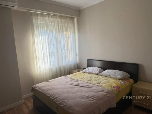 Tirane, jepet me qera apartament 1+1+Ballkon Kati 7, 84 m² 550 € (Mbikalimi i komunes se parisit)