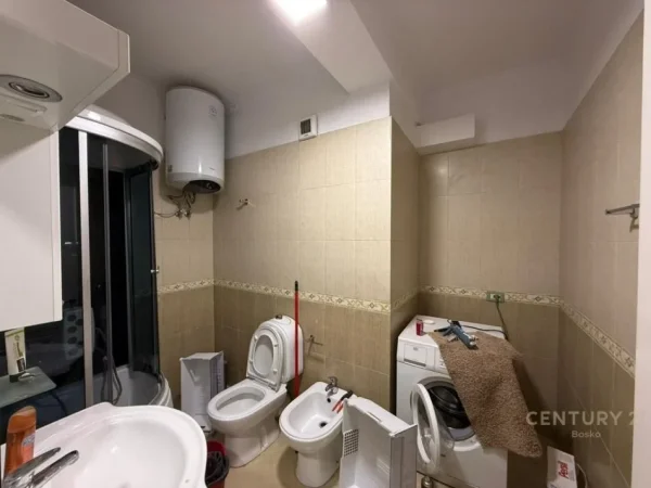 Tirane, jepet me qera apartament 1+1+Ballkon Kati 7, 84 m² 550 € (Mbikalimi i komunes se parisit)