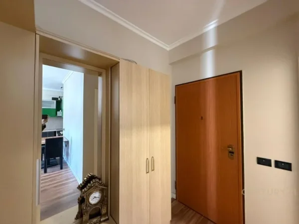 Tirane, jepet me qera apartament 1+1+Ballkon Kati 7, 84 m² 550 € (Mbikalimi i komunes se parisit)