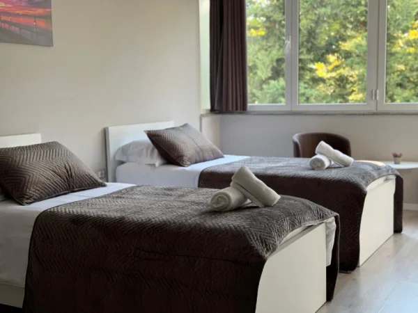 Tirane, jepet me qera apartament 2+1 Kati 3, 80 m² 450 € (Laprake prane Pizzeri Class ,rruga Lord Bajroni)