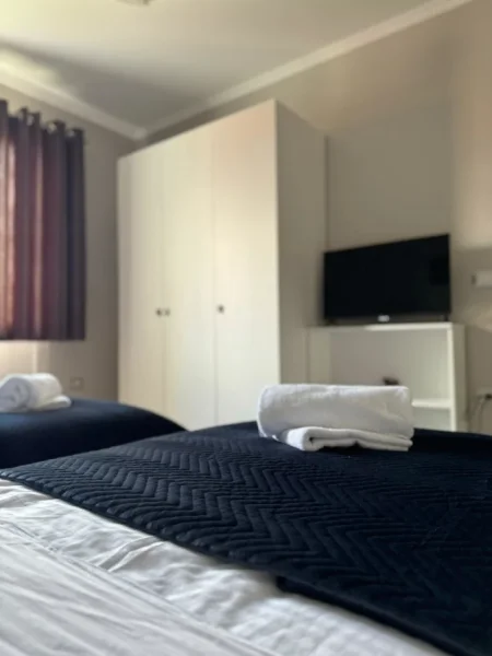 Tirane, jepet me qera apartament 2+1 Kati 3, 80 m² 450 € (Laprake prane Pizzeri Class ,rruga Lord Bajroni)