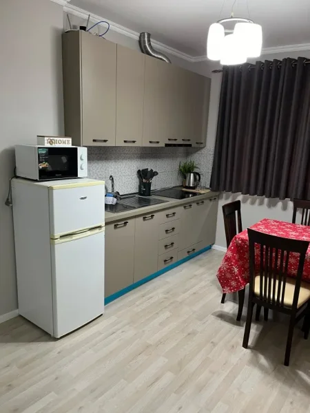 Tirane, jepet me qera apartament 2+1 Kati 3, 80 m² 450 € (Laprake prane Pizzeri Class ,rruga Lord Bajroni)