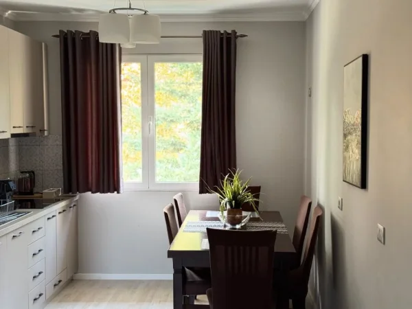 Tirane, jepet me qera apartament 2+1 Kati 3, 80 m² 450 € (Laprake prane Pizzeri Class ,rruga Lord Bajroni)