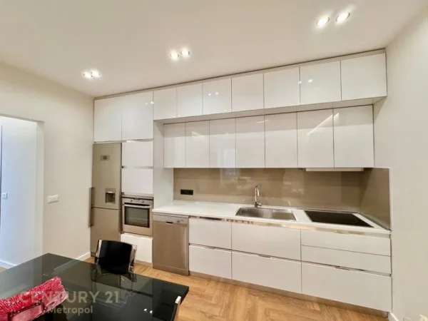 Tirane, jepet me qera apartament 2+1+Ballkon Kati 5, 99 m² 1.150 € (Pazari ri)