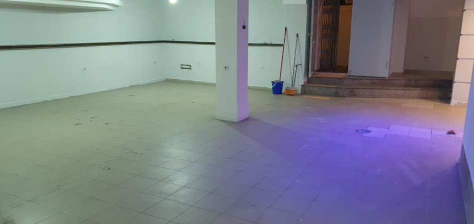 Tirane, jepet me qera dyqan Kati -1, 171 m² 750 € (VASIL SHANTO)