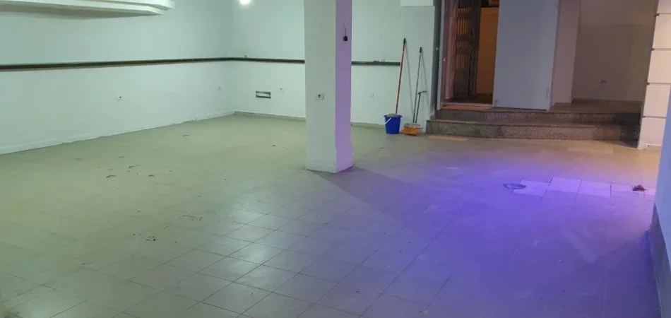 Tirane, jepet me qera dyqan Kati -1, 171 m² 750 € (VASIL SHANTO)