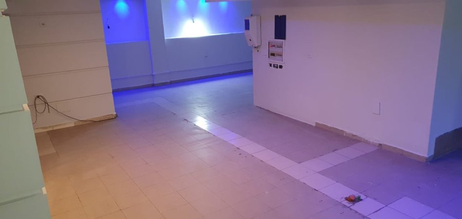 Tirane, jepet me qera dyqan Kati -1, 171 m² 750 € (VASIL SHANTO)