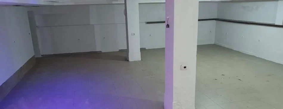 Tirane, jepet me qera dyqan Kati -1, 171 m² 750 € (VASIL SHANTO)