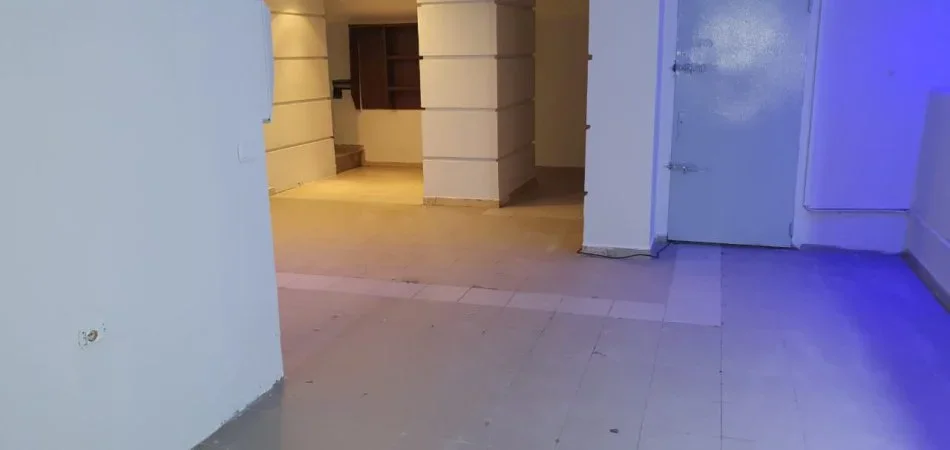 Tirane, jepet me qera dyqan Kati -1, 171 m² 750 € (VASIL SHANTO)