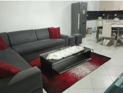 Tirane, jepet me qera apartament 2+1+Ballkon Kati 8, 90 m² 500 € (YZBERISHT)
