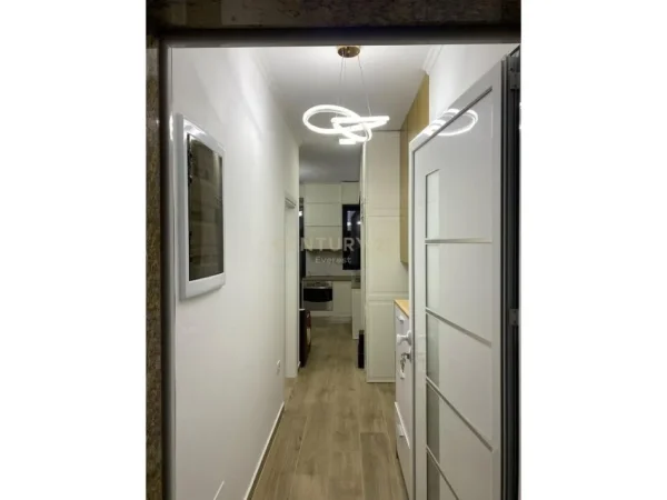 Tirane, jepet me qera 1+1 Kati 1, 53 m² 370 € (Kombinat)