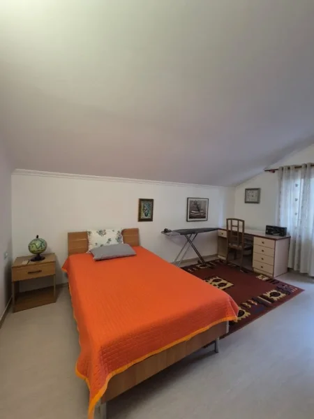 Tirane, jepet me qera Vile 3 Katshe , 230 m² 5.000 € (komuna parisit)