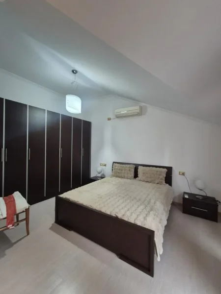 Tirane, jepet me qera Vile 3 Katshe , 230 m² 5.000 € (komuna parisit)