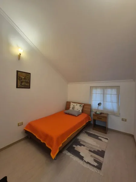 Tirane, jepet me qera Vile 3 Katshe , 230 m² 5.000 € (komuna parisit)