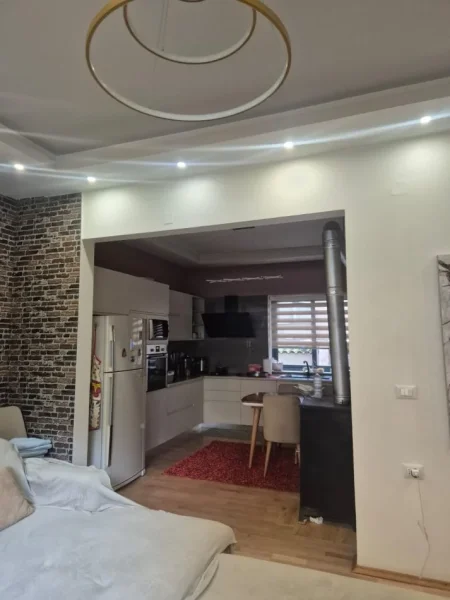 Tirane, jepet me qera Vile 3 Katshe , 230 m² 5.000 € (komuna parisit)