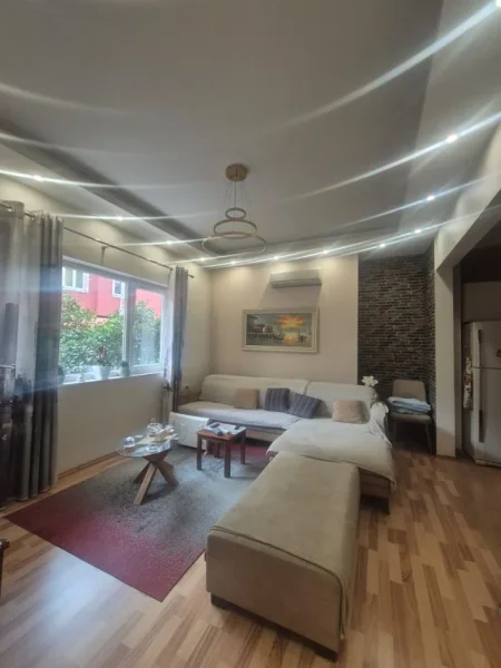 Tirane, jepet me qera Vile 3 Katshe , 230 m² 5.000 € (komuna parisit)