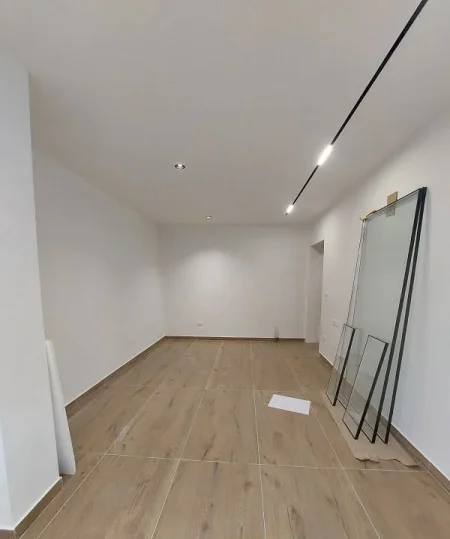 Tirane, jepet me qera zyre Kati 1, 50 m² 500 € (rruga bardhyl)