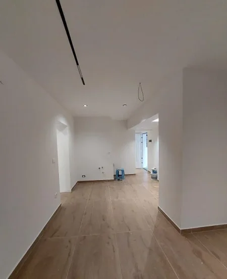 Tirane, jepet me qera zyre Kati 1, 50 m² 500 € (rruga bardhyl)