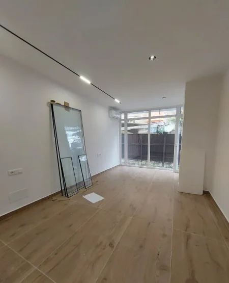 Tirane, jepet me qera zyre Kati 1, 50 m² 500 € (rruga bardhyl)