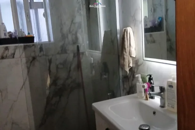 Tirane, jepet me qera apartament 2+1 Kati 1, 76 m² 520 € (Rruga Lord Bajroni)