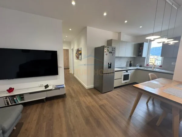 Tirane, jepet me qera apartament 2+1 Kati 8, 80 m² 1.000 € (Rruga Mine Peza)
